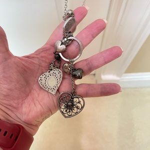 Necklace w feather and hearts